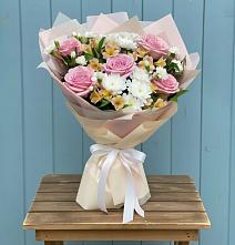 Букет цветов из:  Гвоздики, Орхидеи и Розы в Обушково