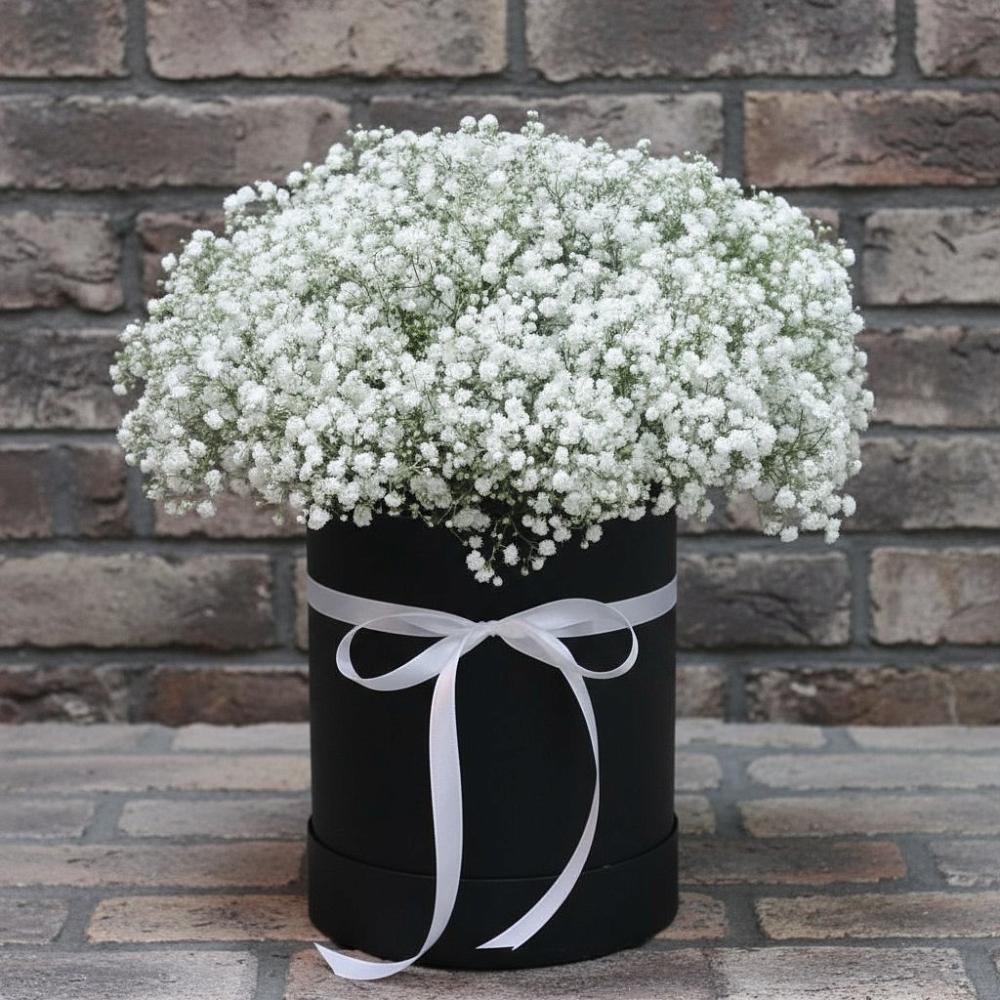 Цветочная композиция из Гипсофила в шляпной коробке в Обушково