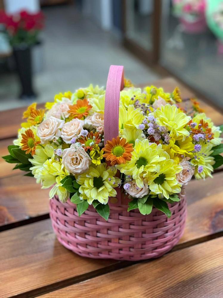 Цветочная композиция из Хризантемы и Розы в корзине в Обушково