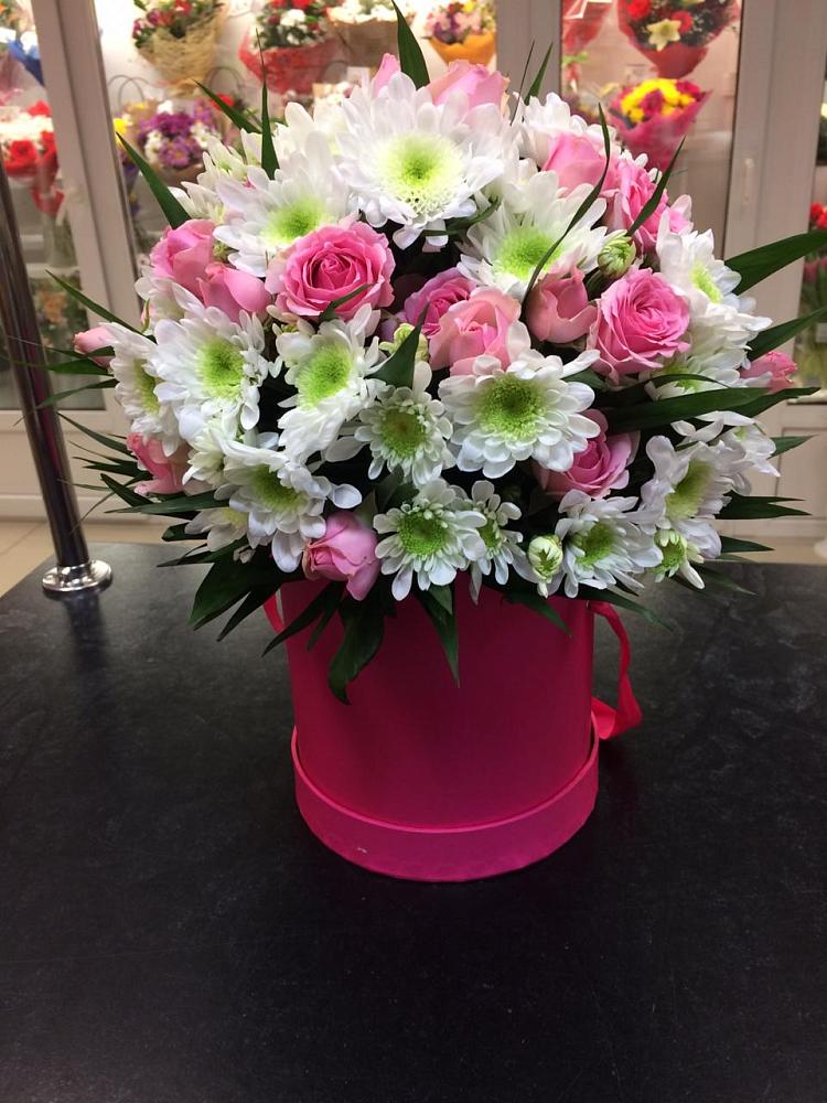 Цветочная композиция из Розы и Хризантемы в шляпной коробке в Обушково