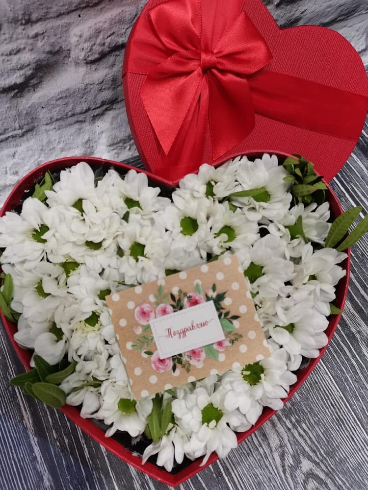 Цветочная композиция из Хризантемы в виде сердца в Обушково