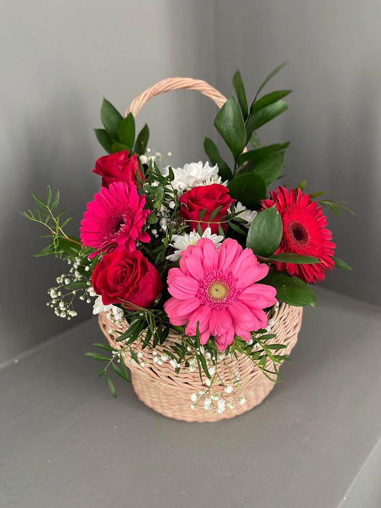 Цветочная композиция из Розы, Хризантемы и Герберы в корзине в Обушково