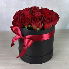 Цветочная композиция из Розы в шляпной коробке в Обушково