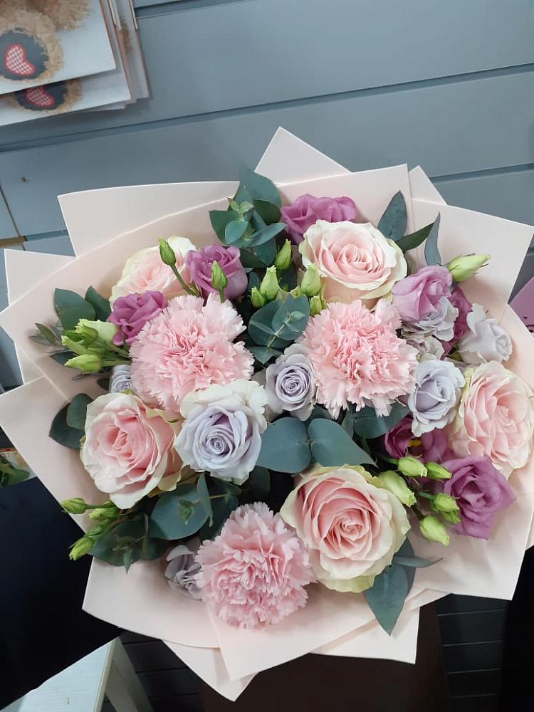 Букет цветов из: Розы, Гвоздики и Лизиантусы в Обушково